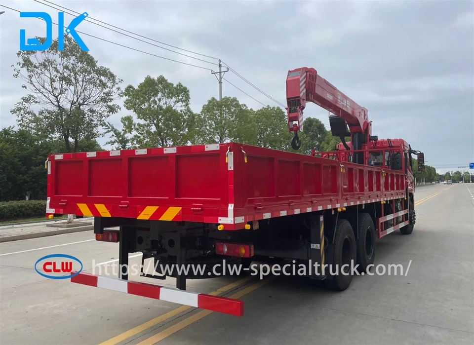 6X4 Dongfeng 25-ton truck-mounted crane transporter right rear side