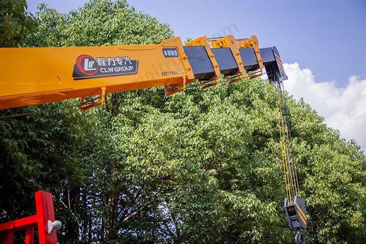 Dongfeng D3 6x4 Chassis Clw 12 Tons Crane