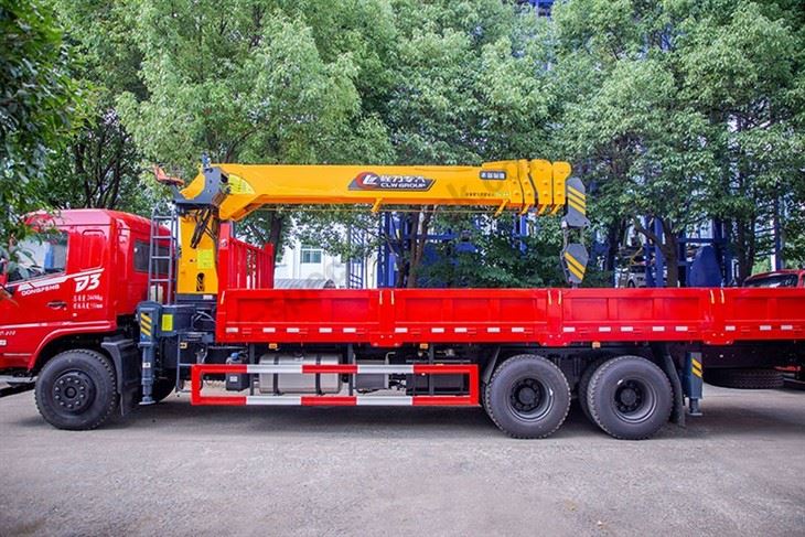 Dongfeng D3 6x4 Chassis Clw 12 Tons Crane